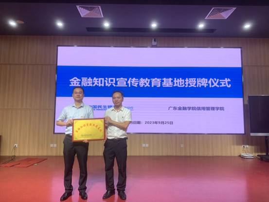 图片包含 室内, 天花板, 站, 女人描述已自动生成